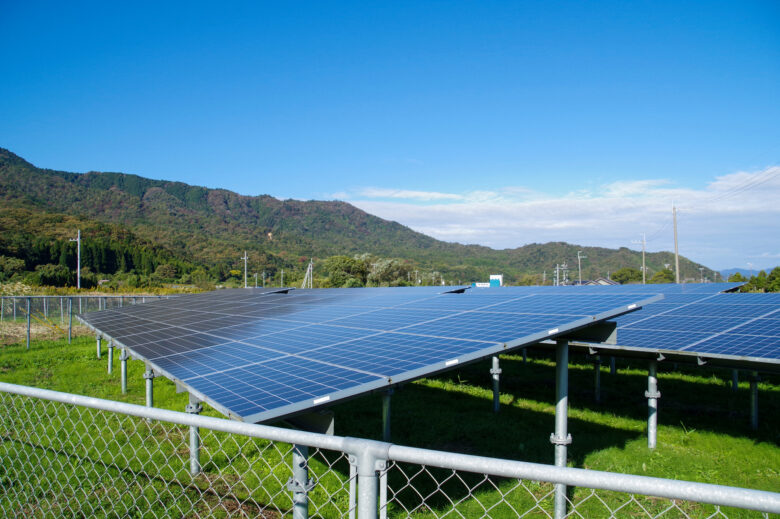 山間部の空き地に設置された太陽光発電パネル