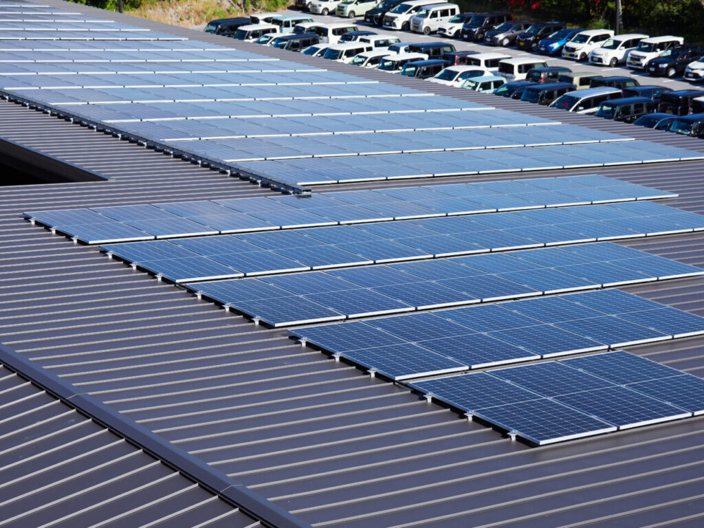 工場の屋根に設置された太陽光発電パネル